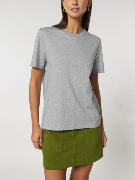 Femme portant le Creator 2.0 en coloris Fiesta, à personnaliser femme portant le t-shirt creator 2.0 à personnaliser en coloris heather grey