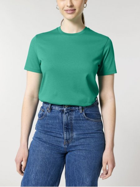 une femme portant le t-shirt à personnaliser crafter dans le coloris Go green une femme portant le t-shirt à personnaliser crafter dans le coloris Go green