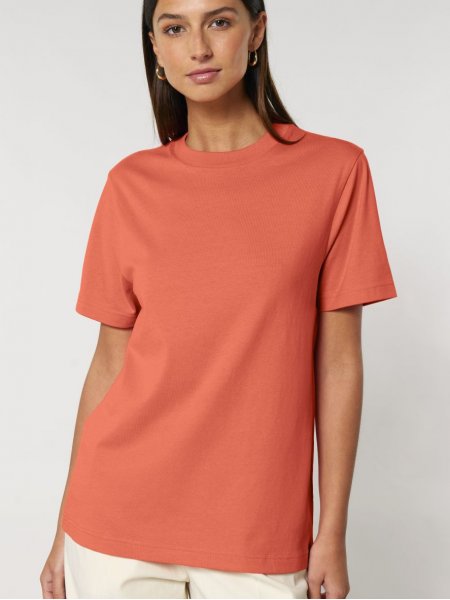 femme portant le t-shirt personnalisable sparker 2.0 en coloris FIesta femme portant le t-shirt personnalisable sparker 2.0 en coloris FIesta