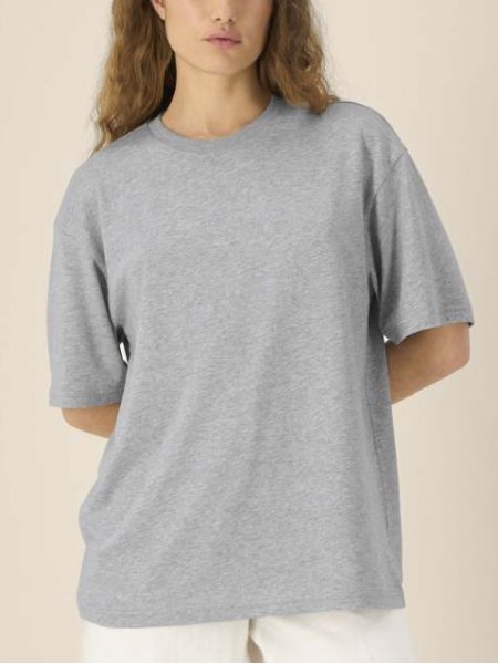 mannequin femme de face portant le T-shirt Blaker personnalisable mannequin femme de face portant le T-shirt Blaker personnalisable