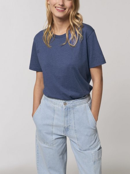 STTU758 Face Dark Heather Indigo Femme portant le t-shirt Stanley / Stella Rocker référence STTU758 de couleur Dark Heather Indigo de face