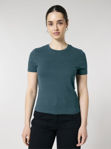 femme portant le t-shirt ella à personnaliser, en coloris Stargazer femme portant le t-shirt ella à personnaliser, en coloris Stargazer