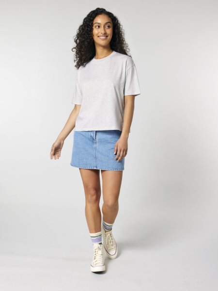 femme portant le t-shirt personnalisable Nova en coloris heather grey