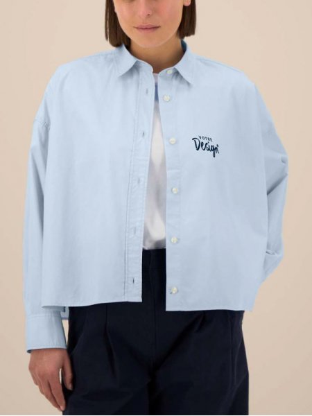 mannequin femme de face portant la chemise Stella Harper personnalisable mannequin femme de face portant la chemise Stella Harper personnalisable