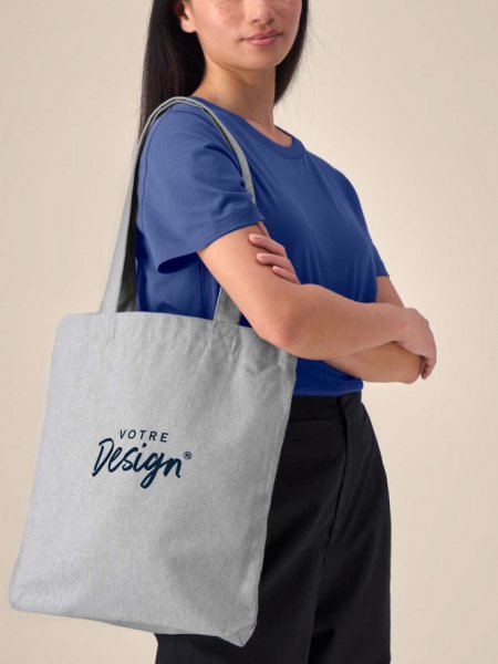 mannequin femme de face portant le Tote Bag personnalisable mannequin femme de face portant le Tote Bag personnalisable