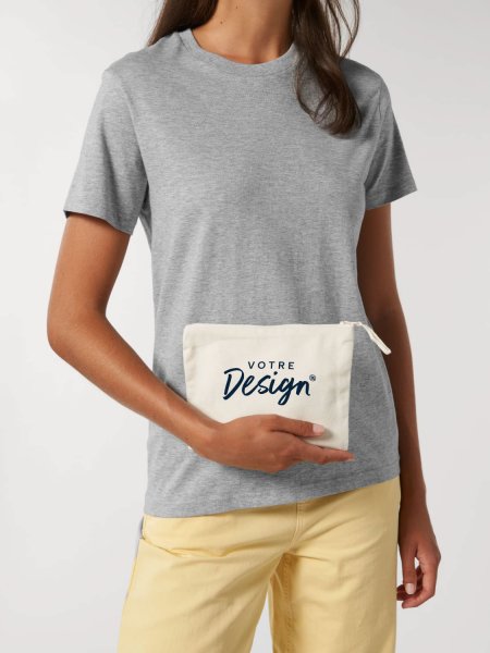 mannequin femme de face portant Pencil Case personnalisable