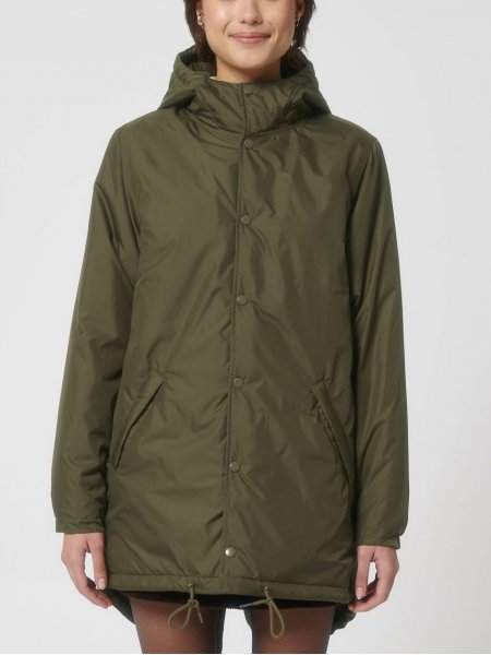 mannequin femme de face portant la Veste parka unisexe matelassée personnalisable fermée mannequin femme de face portant la Veste parka unisexe matelassée personnalisable fermée