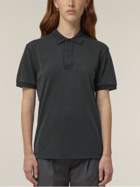 mannequin femme de face portant le Polo Coaster Vintage personnalisable mannequin femme de face portant le Polo Coaster Vintage personnalisable
