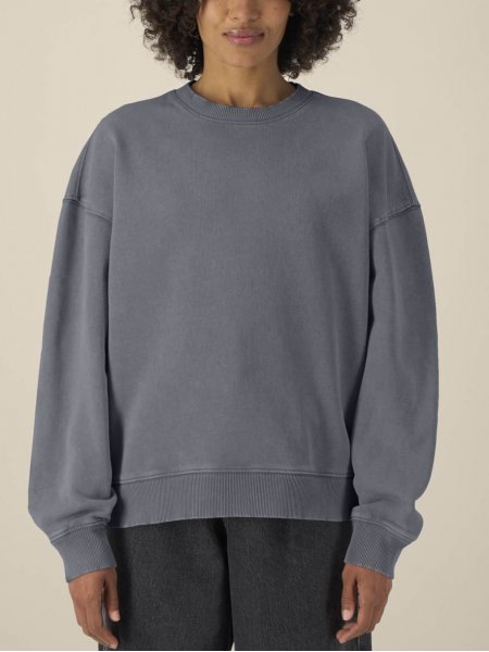 mannequin femme de face portant le Sweat Radder 2.0 Vintage personnalisable