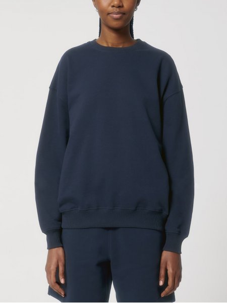 mannequin femme de face portant le Sweat Ledger Dry personnalisable mannequin femme de face portant le Sweat Ledger Dry personnalisable
