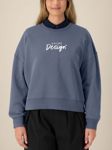 mannequin femme de face portant le Sweat Stella Alma personnalisable mannequin femme de face portant le Sweat Stella Alma personnalisable