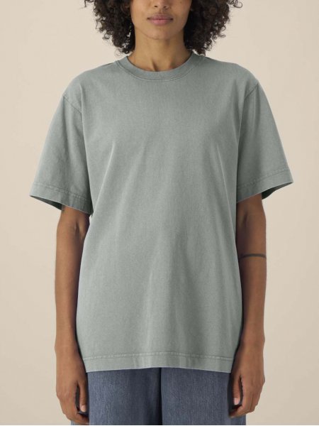 mannequin femme de face portant le T-shirt Freestyler Vintage personnalisable mannequin femme de face portant le T-shirt Freestyler Vintage personnalisable