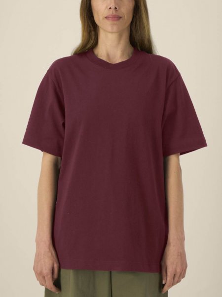 Mannequin femme de face portant le T-shirt bio unisexe personnalisé | Freestyler