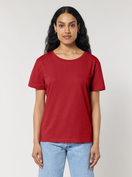 femme 2 portant le t-shirt à personnaliser Serena dans le coloris Red femme 2 portant le t-shirt à personnaliser Serena dans le coloris Red