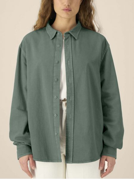 mannequin femme de face portant la Worker Shirt personnalisable mannequin femme de face portant la Worker Shirt personnalisable