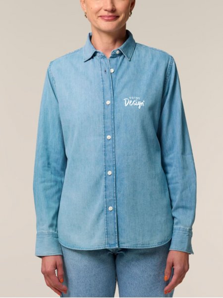 mannequin femme de face portant la Chemise Stella Denim personnalisable