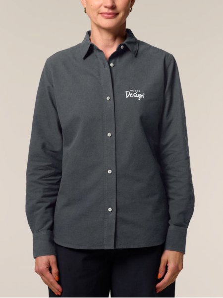 mannequin femme de face portant la Stella Oxford Shirt personnalisable mannequin femme de face portant la Stella Oxford Shirt personnalisable