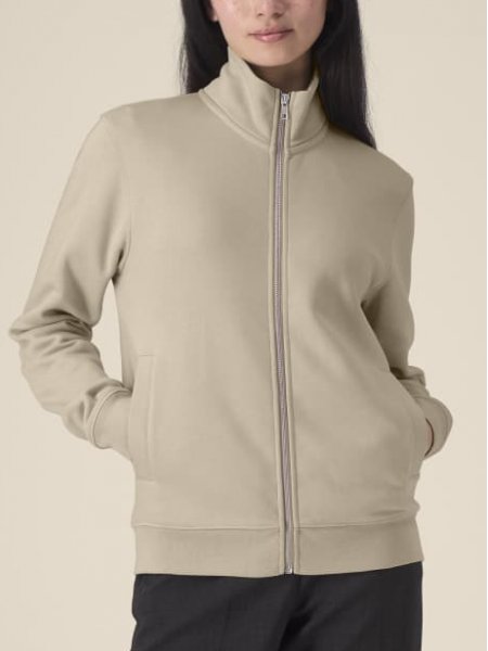 mannequin femme de face portant le Sweat Trailer 2.0 personnalisable mannequin femme de face portant le Sweat Trailer 2.0 personnalisable