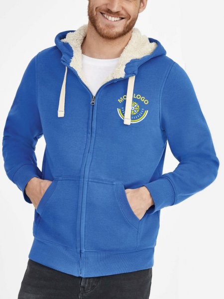 Veste Sherpa en coloris royal avec exemple de logo imprimé sur le coeur Veste Sherpa en coloris royal avec exemple de logo imprimé sur le coeur