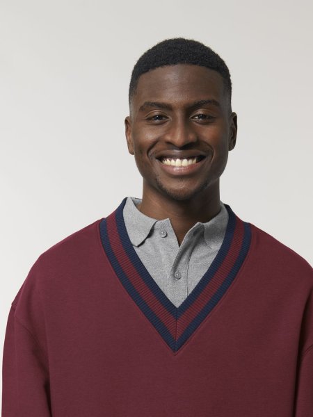 Zoom sur le col V tricot du pull Sloaner en coloris Burgundy Zoom sur le col V tricot du pull Sloaner en coloris Burgundy