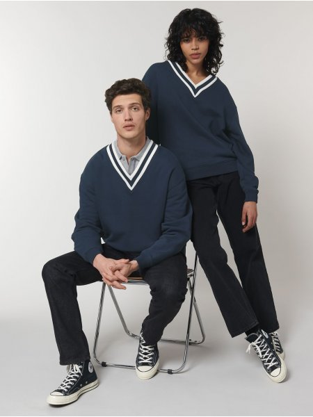 Sweats col V Sloaner portés par un homme et une femme en coloris French Navy Sweats col V Sloaner portés par un homme et une femme en coloris French Navy