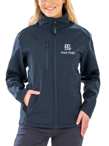 femme avec softshell recyclée personnalisée avec logo