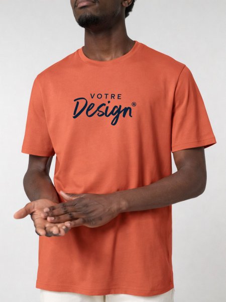 un homme portant le Creator 2.0 en coloris Fiesta, à personnaliser un homme portant le Creator 2.0 en coloris Fiesta, à personnaliser