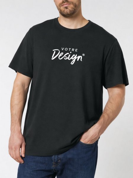 un homme portant le t-shirt sparker 2.0 personnalisé en coloris black un homme portant le t-shirt sparker 2.0 personnalisé en coloris black
