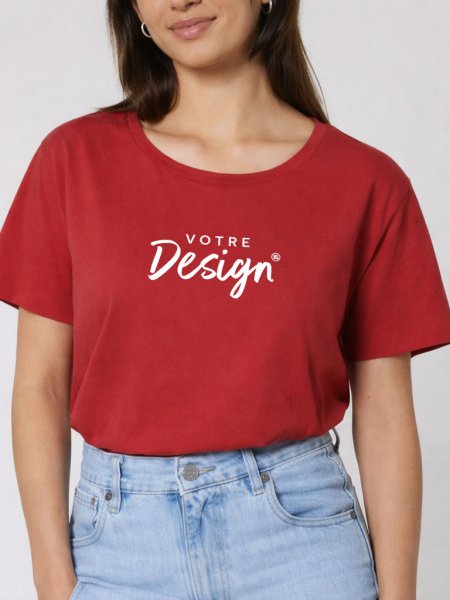femme portant le t-shirt Serena personnalisé avec votre logo dans le coloris Red femme portant le t-shirt Serena personnalisé avec votre logo dans le coloris Red