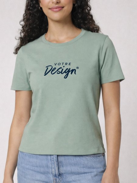femme portant le t-shirt Ella personnalisé avec votre logo, en coloris Aloe femme portant le t-shirt Ella personnalisé avec votre logo, en coloris Aloe