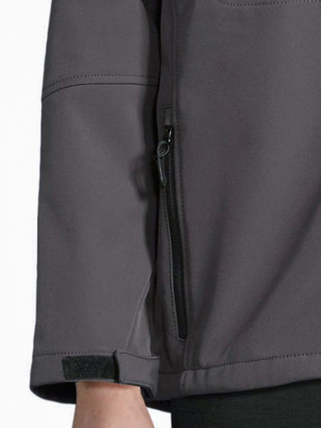 Détails manche et poche de la veste Softshell Relax en coloris Anthracite