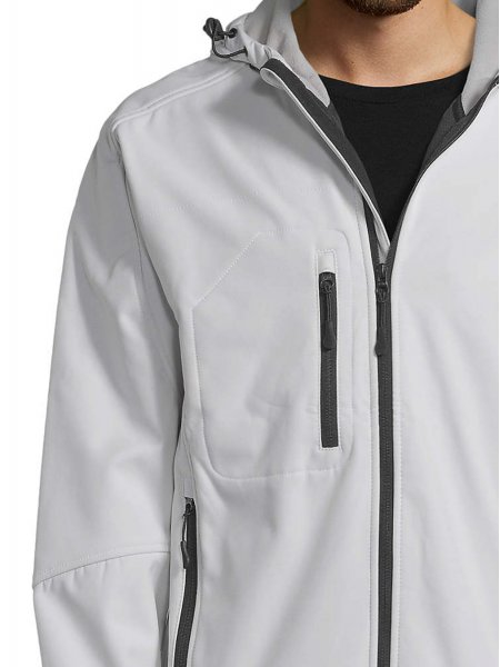 Zoom sur le col et la poche poitrine de la veste Softshell homme Replay en coloris blanc Zoom sur le col et la poche poitrine de la veste Softshell homme Replay en coloris blanc