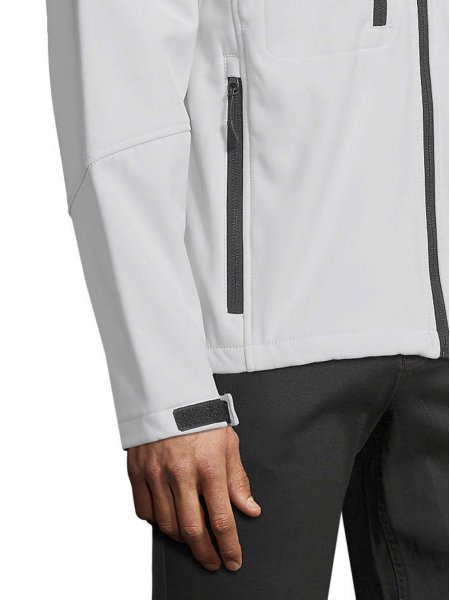 Zoom sur la poche et la manche de la veste Softshell homme Replay en coloris blanc Zoom sur la poche et la manche de la veste Softshell homme Replay en coloris blanc