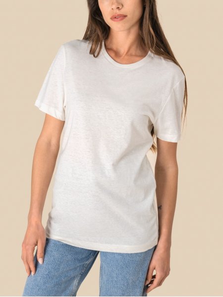 mannequin femme de face portant le T-shirt écoresponsable en coton bio et lin unisexe personnalisable mannequin femme de face portant le T-shirt écoresponsable en coton bio et lin unisexe personnalisable