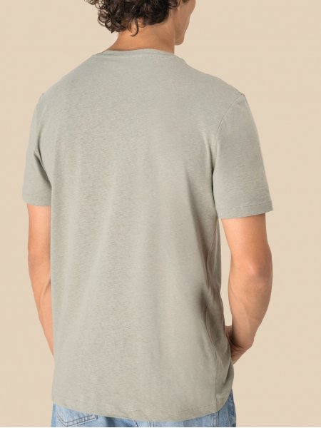 mannequin homme de dos portant le T-shirt écoresponsable en coton bio et lin unisexe personnalisable mannequin homme de dos portant le T-shirt écoresponsable en coton bio et lin unisexe personnalisable