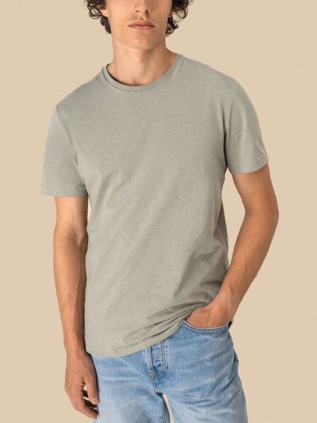 mannequin homme de face portant le T-shirt écoresponsable en coton bio et lin unisexe personnalisable mannequin homme de face portant le T-shirt écoresponsable en coton bio et lin unisexe personnalisable