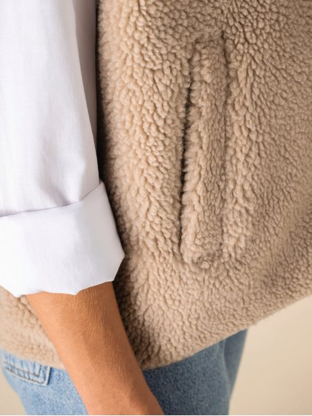 zoom sur la poche de la Veste sans manches en sherpa femme personnalisable