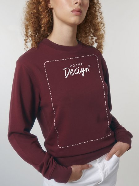 femme portant le STSU799 en coloris burgundy avec zone de personnalisation pour votre logo