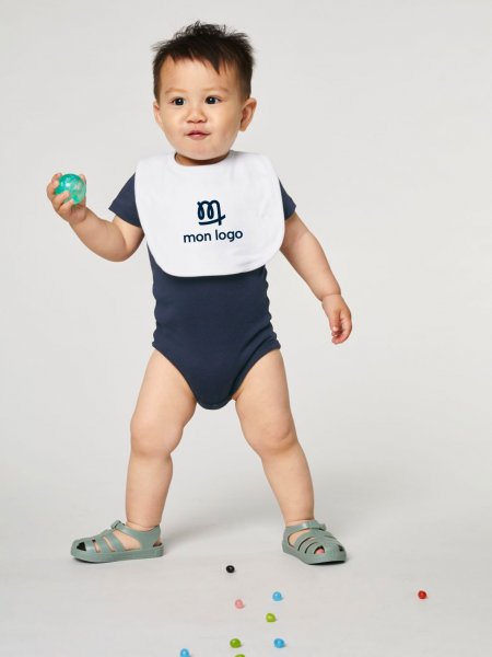 bébé portant un bavoir blanc bio personnalisé 