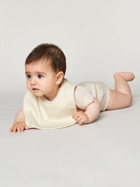 bébé allongé portant un bavoir à personnaliser 