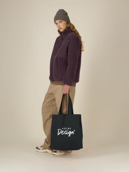 Mid Tote Bag STAU116 personnalisé avec votre logo, porté par une femme Mid Tote Bag STAU116 personnalisé avec votre logo, porté par une femme