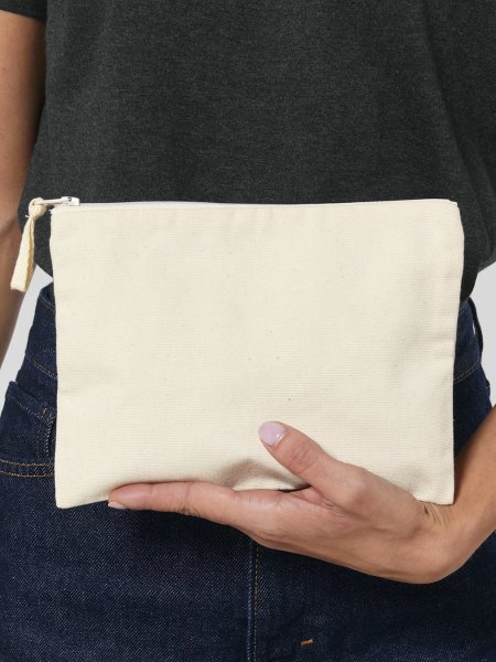 Pencil Case personnalisable en toile tenu en main