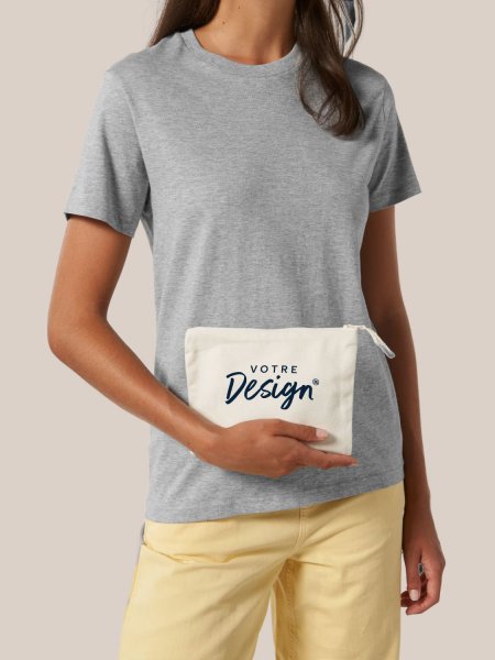 mannequin femme de face portant Pencil Case personnalisable