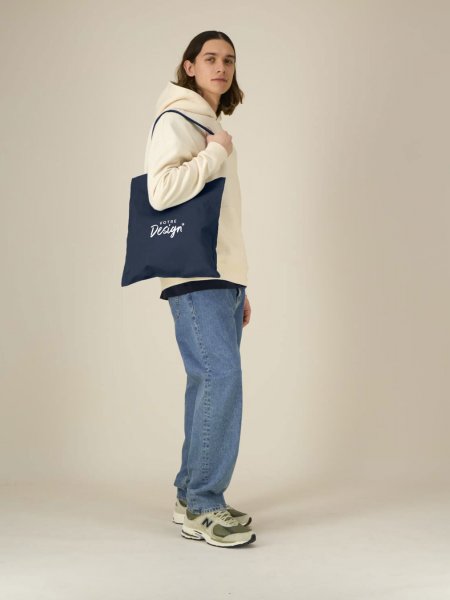 Light Tote Bag STAU773 personnalisé avec votre logo, porté par un homme