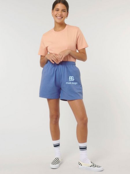 femme à short bleu avec logo et t-shirt rose à personnaliser femme à short bleu avec logo et t-shirt rose à personnaliser