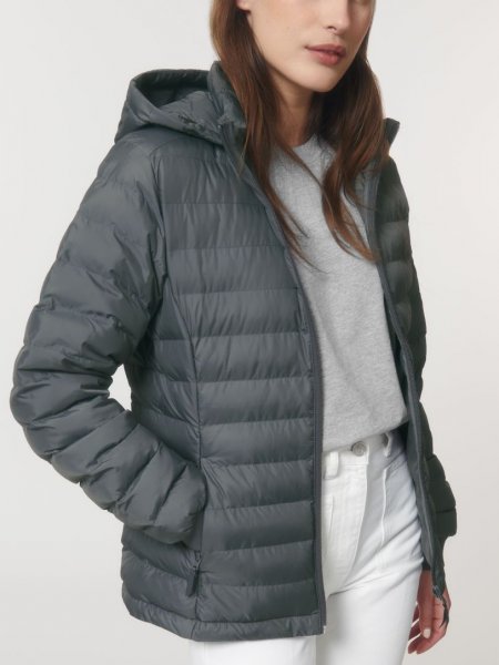 Doudoune femme recyclée Stella Voyager en coloris Deep Metal Doudoune femme recyclée Stella Voyager en coloris Deep Metal
