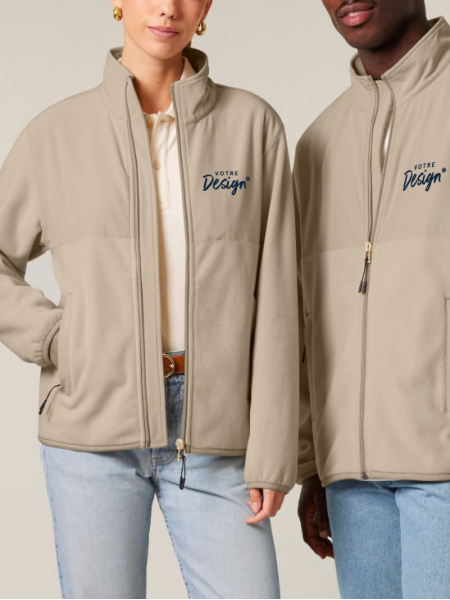 Visuel de la veste polaire Trekker STJU242 unisexe sur un homme et une femme Visuel de la veste polaire Trekker STJU242 unisexe sur un homme et une femme