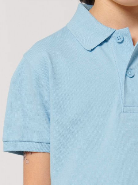 Zoom sur le col et la manche du polo manches courtes pour enfant Mini Sprinter