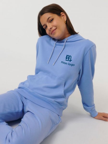 sweat à cordons bio en bleu avec logo mistertee porté par une femme sweat à cordons bio en bleu avec logo mistertee porté par une femme