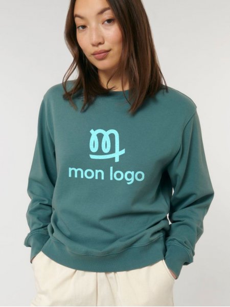 sweat bio avec logo porté par une femme sweat bio avec logo porté par une femme